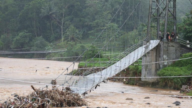 Jembatan Garut Putus, Mobilitas Dua Desa Lumpuh Total Jembatan Garut Putus, Mobilitas Dua Desa Lumpuh Total