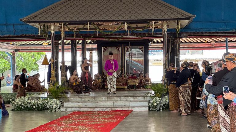 Hamangkunegoro Dinobatkan sebagai Pakubuwono XIV di Surakarta