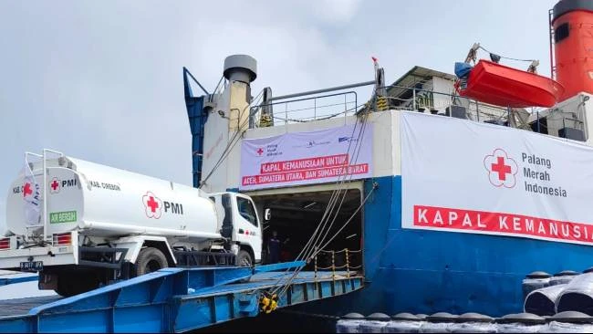 PMI Lepas Kapal Bantuan, 60 Tangki Air Siap Pulihkan Tiga Provinsi PMI Lepas Kapal Bantuan, 60 Tangki Air Siap Pulihkan Tiga Provinsi