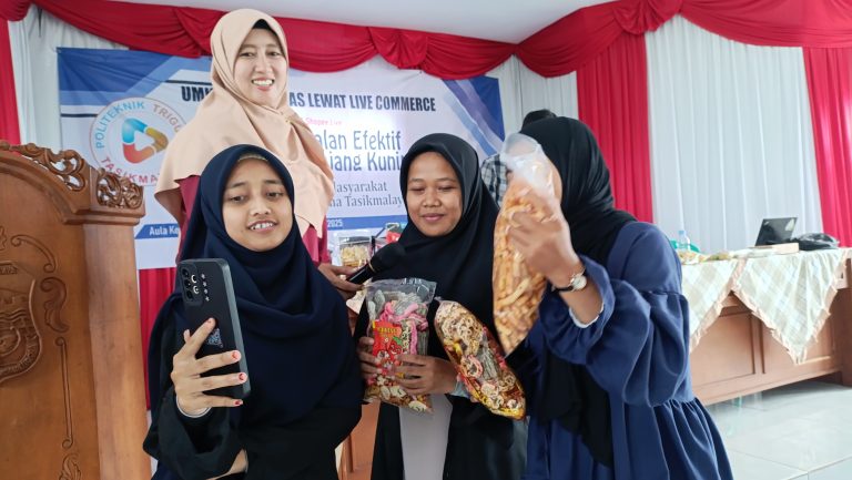 Antusiasme peserta pelatihan saat menjajal trik "jalan tikus" untuk menembus fitur live streaming di akun baru, di Aula Kecamatan Cisayong, Kamis (25/12/2025).