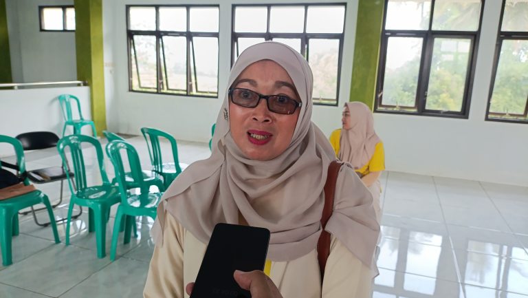 Ketua FOKUS Cisayong, Debby Dafilah, usai mengikuti pelatihan bertajuk "UMKM Naik Kelas Lewat Live Commerce" yang diselenggarakan oleh Politeknik Triguna Tasikmalaya. Lewat pelatihan ini, Debby dan para pelaku UMKM dibekali strategi jualan efektif di marketplace untuk mendobrak keterbatasan teknologi