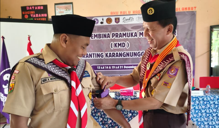 KMD Karangnunggal 2025 Berakhir, 32 Peserta Dinyatakan Lulus Kak Roni Noeroni melepas tanda pinsu dari Kaku Udex
