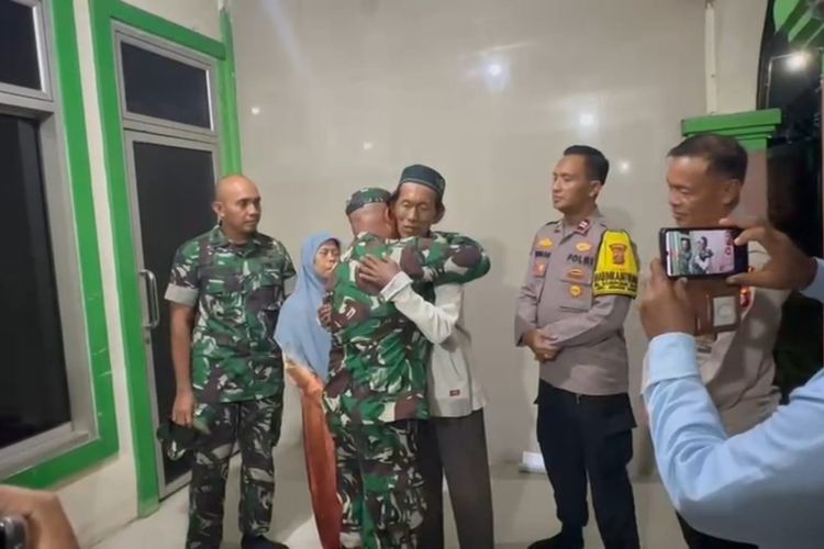 Usai Dituduh Pakai Spons, Pedagang Es Gabus Dapat Kulkas dari TNI Usai Dituduh Pakai Spons, Pedagang Es Gabus Dapat Kulkas dari TNI