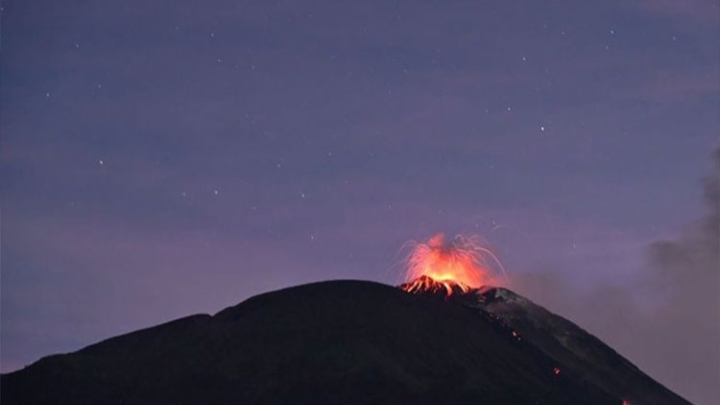 Ile Lewotolok Erupsi Ratusan Kali, Lava Menjalar 100 Meter