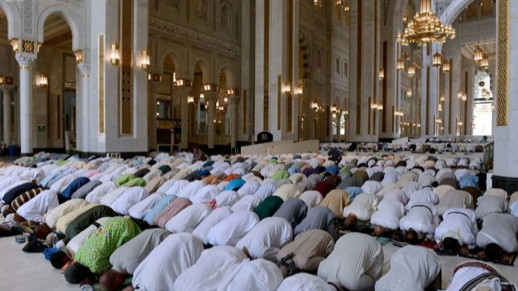 5 Amalan Utama Ketika Gerhana Bulan Terjadi 5 Amalan Utama Saat Gerhana Bulan Total 2026