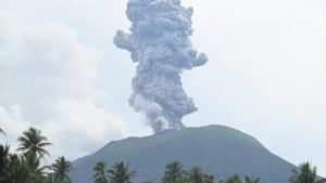 Erupsi Gunung Ibu, Warga Diminta Jauhi Kawah Aktif