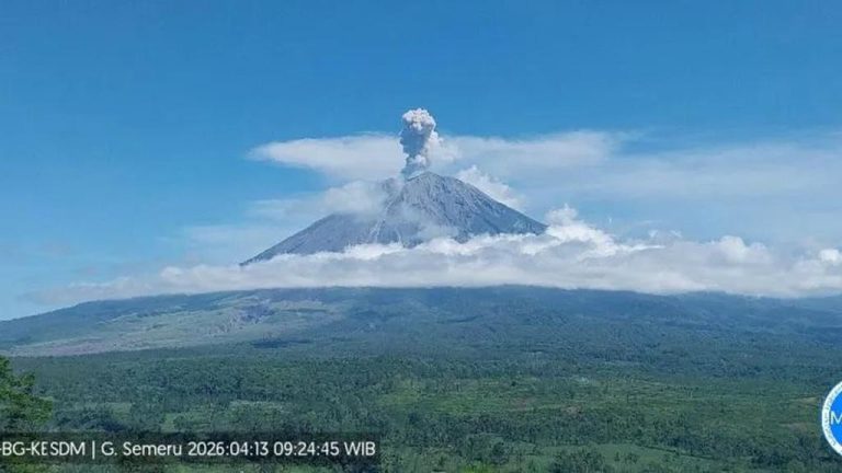 Gunung Semeru Erupsi 6 Kali, Abu Capai 1.000 Meter