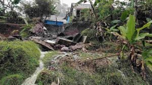 Kondisi saluran irigasi sawah yang terputus total diterjang tanah longsor di Citepus, Desa Santanamekar, Tasikmalaya.