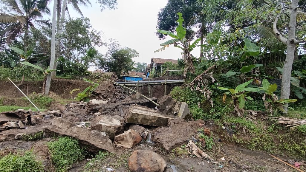 RENTAN NAMUN VITAL — Beginilah wujud saluran irigasi sementara hasil gotong royong warga di Desa Santanamekar, Tasikmalaya, Jumat (10/4/2026). Mengandalkan paralon dan penyangga bambu, instalasi ini menjadi urat nadi penyelamat sawah warga pasca-longsor, meski sangat rawan ambruk jika kembali diguyur hujan deras.