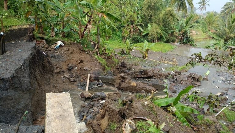 Balong Jebol Digerus Longsor, Selokan Irigasi Warga Citepus Kini Ikut Terputus Balong Jebol