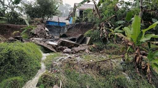 Kondisi saluran irigasi sawah yang terputus total diterjang tanah longsor di Citepus, Desa Santanamekar, Tasikmalaya.