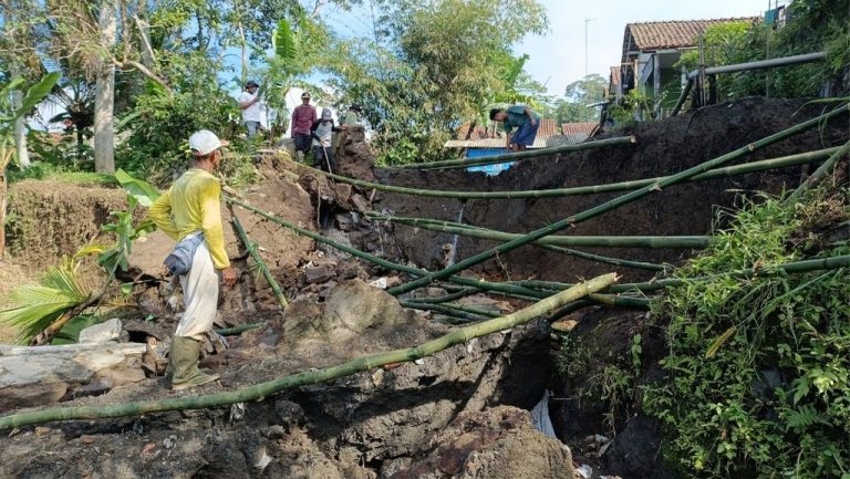 Warga Citepus, Desa Santanamekar, Kecamatan Cisayong, Kabupaten Tasikmalaya, bergotong royong membangun saluran irigasi darurat menggunakan pipa paralon dan penyangga bambu, Jumat (10/4/2026). Upaya swadaya ini terpaksa dilakukan untuk menyelamatkan area persawahan warga yang terancam mengering setelah saluran irigasi utama terputus diterjang longsor pada Minggu (5/4/2026) lalu.