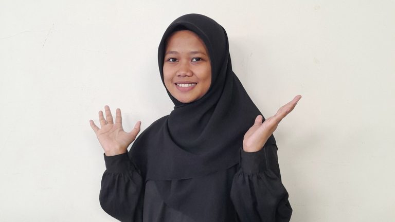 Potret Lisda Lisdiawati, santri Pesantren Pramuka Khalifa dan mahasiswa Universitas Terbuka peraih pendanaan riset Rp10 juta.