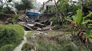 Kondisi saluran irigasi sawah yang terputus total diterjang tanah longsor di Citepus, Desa Santanamekar, Tasikmalaya.