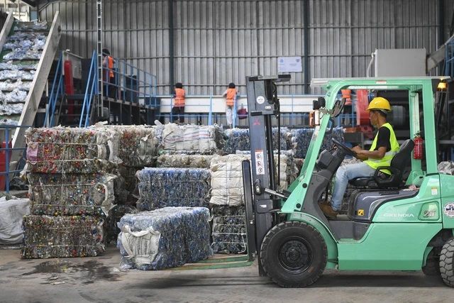 Harga Plastik Melonjak, DPR Soroti Bank Sampah