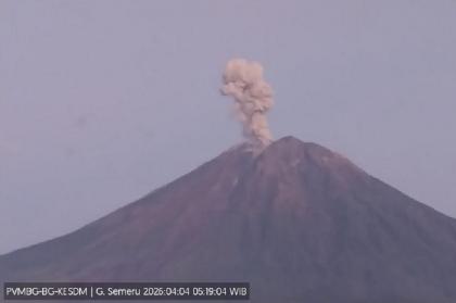 Semeru Erupsi, Abu Capai 1 Km dari Puncak
