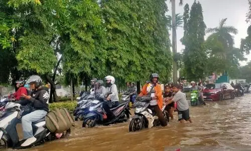 Banjir Genangi Jakbar, 12 RT dan Jalan Terendam