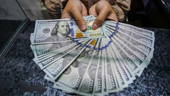 Dolar AS Sentuh Rp17.700, Rupiah Makin Tertekan Dolar AS Sentuh Rp17.700, Rupiah Makin Terteka