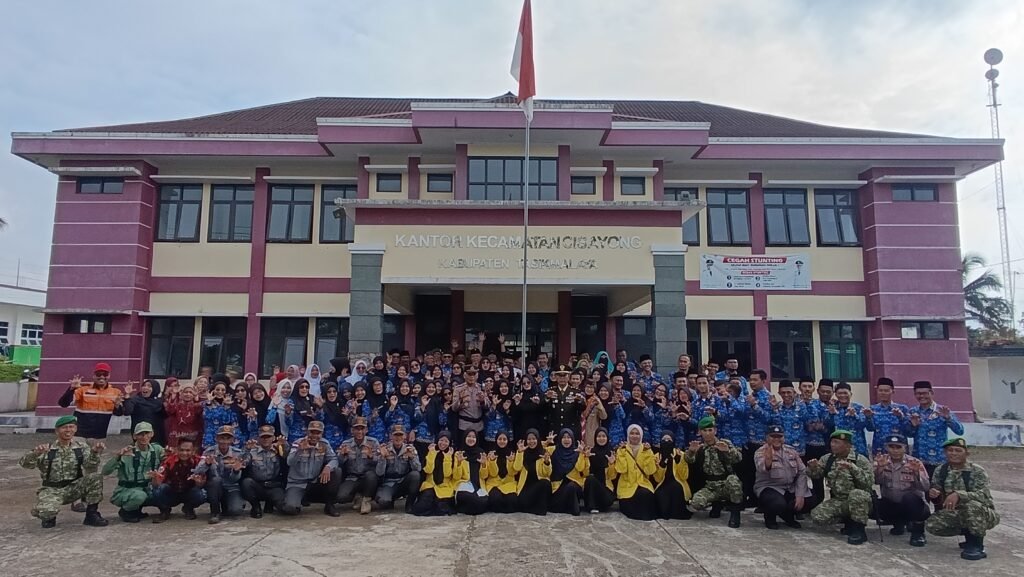 Momen foto bersama seluruh elemen peserta upacara Hari Lahir Pancasila di halaman Kantor Kecamatan Cisayong, Tasikmalaya, menampilkan kebersamaan antara jajaran TNI, ASN, aparat desa, mahasiswa UT, dan perwakilan masyarakat.