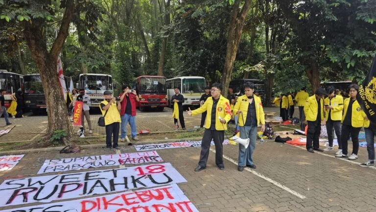 BEM UI Turun ke Bundaran HI, Soroti Ekonomi dan APBN BEM UI