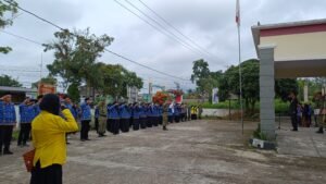 Potret suasana khidmat saat ratusan peserta upacara di Halaman Kantor Kecamatan Cisayong, Tasikmalaya, berdiri tegak dan memberikan hormat bersama dalam peringatan Hari Lahir Pancasila.