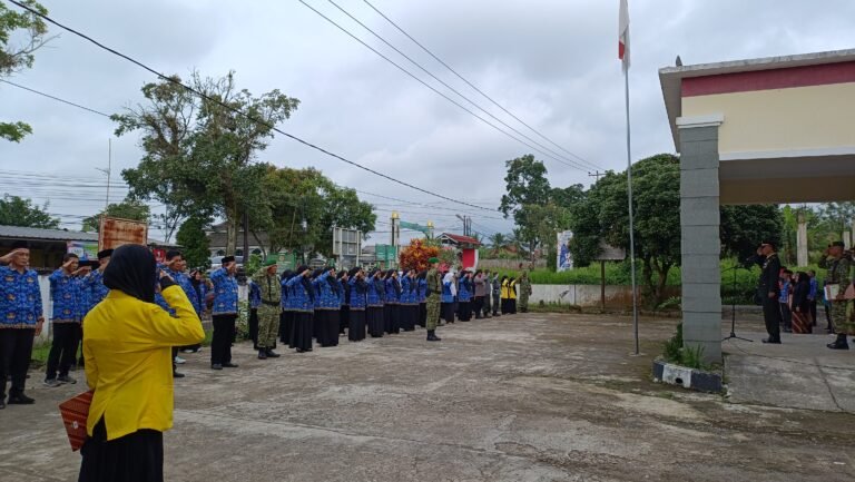 Potret suasana khidmat saat ratusan peserta upacara di Halaman Kantor Kecamatan Cisayong, Tasikmalaya, berdiri tegak dan memberikan hormat bersama dalam peringatan Hari Lahir Pancasila.
