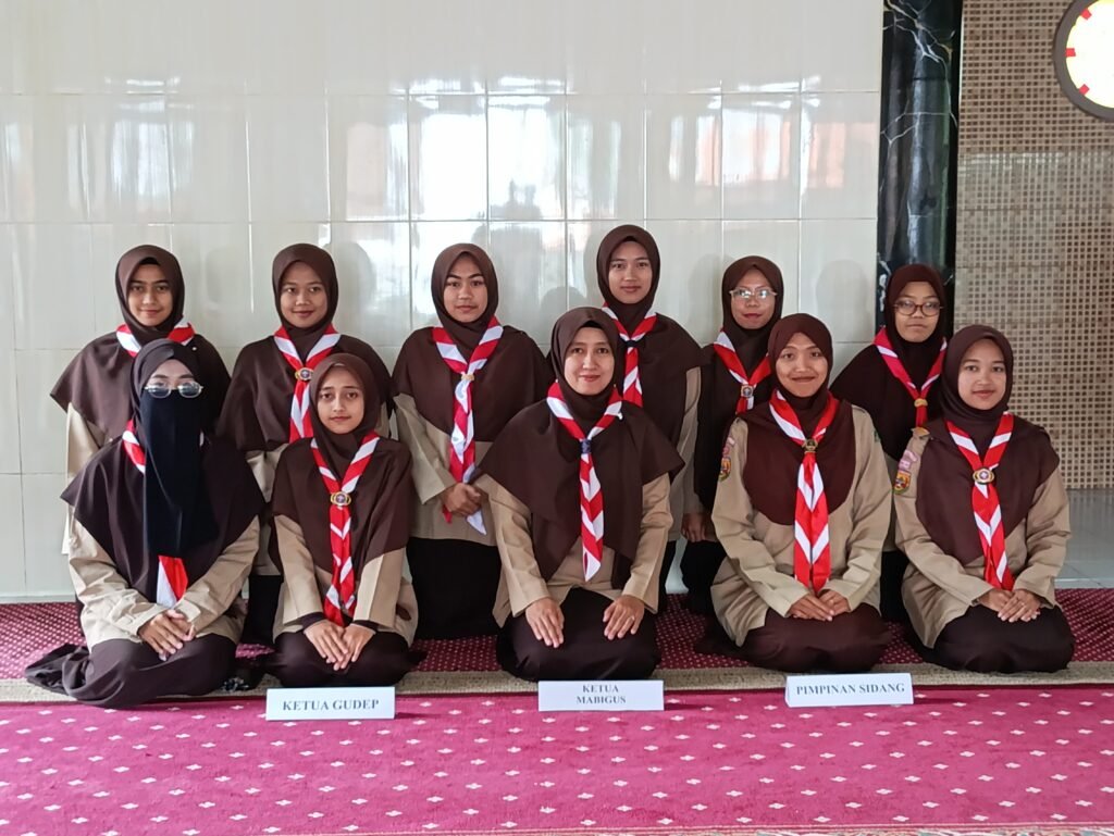 Foto bersama jajaran pimpinan baru Gugus Depan Pesantren Khalifa (semua putri) setelah pelantikan dalam Mugus ke-3