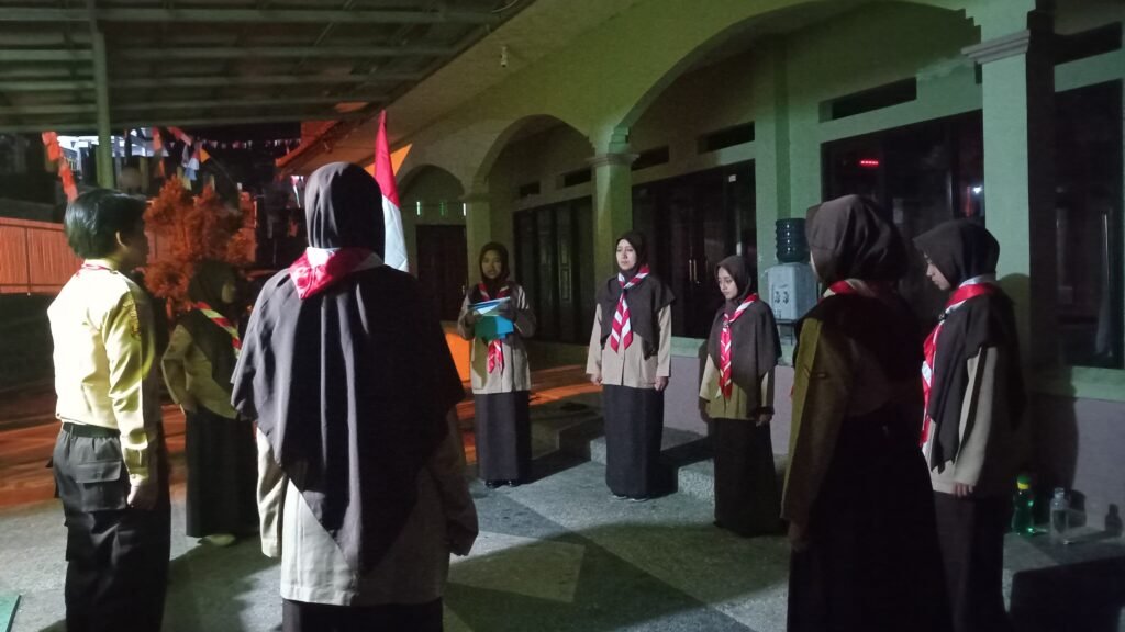 Suasana khidmat menyelimuti prosesi upacara Renungan dan Ulang Janji di Pesantren Pramuka Khalifa, Kamis (13/8/2026) malam.