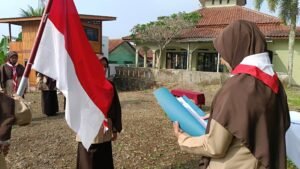 Suasana pelantikan Alfi Salamah sebagai Ketua Gugus Depan Pesantren Khalifa oleh Kamabigus Lina Marlina