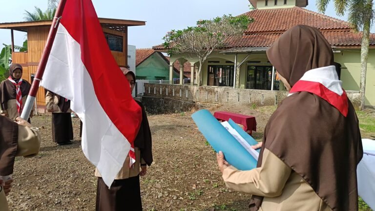 Curi Start, Mugus PP Khalifa Langsung Eksekusi SK Kwarnas Terbaru Suasana pelantikan Alfi Salamah sebagai Ketua Gugus Depan Putri Pesantren Khalifa oleh Kamabigus Lina Marlina