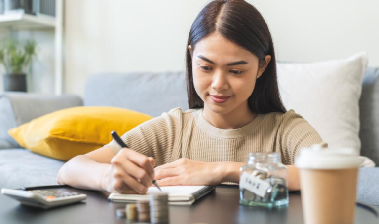Tren Hidup Hemat Gen Z, Gengsi Mulai Ditinggalkan? Ilustrasi Gen Z menerapkan gaya hidup hemat melalui downgrade lifestyle