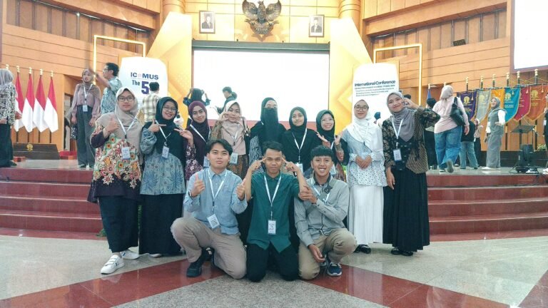 Pesantren Pramuka Khalifa Gebrak Panggung ICOMUS 2026 Rombongan mahasiswa Universitas Terbuka dari Pesantren Pramuka Khalifa Tasikmalaya mengabadikan momen di panggung ICOMUS 2026, UTCC, Pondok Cabe, Kamis (22/10/2026).